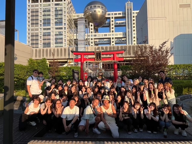 お台場で創業14周年記念イベントに参加したスタッフの集合写真
