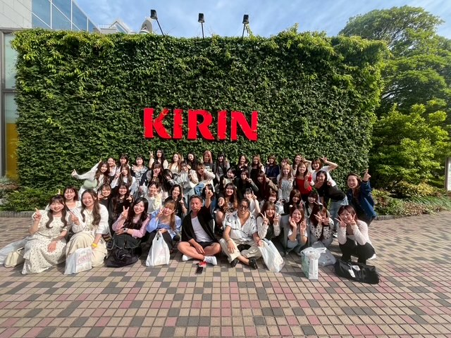 キリンビール横浜工場で創業16周年記念イベントと新入社員歓迎会に参加したスタッフの集合写真