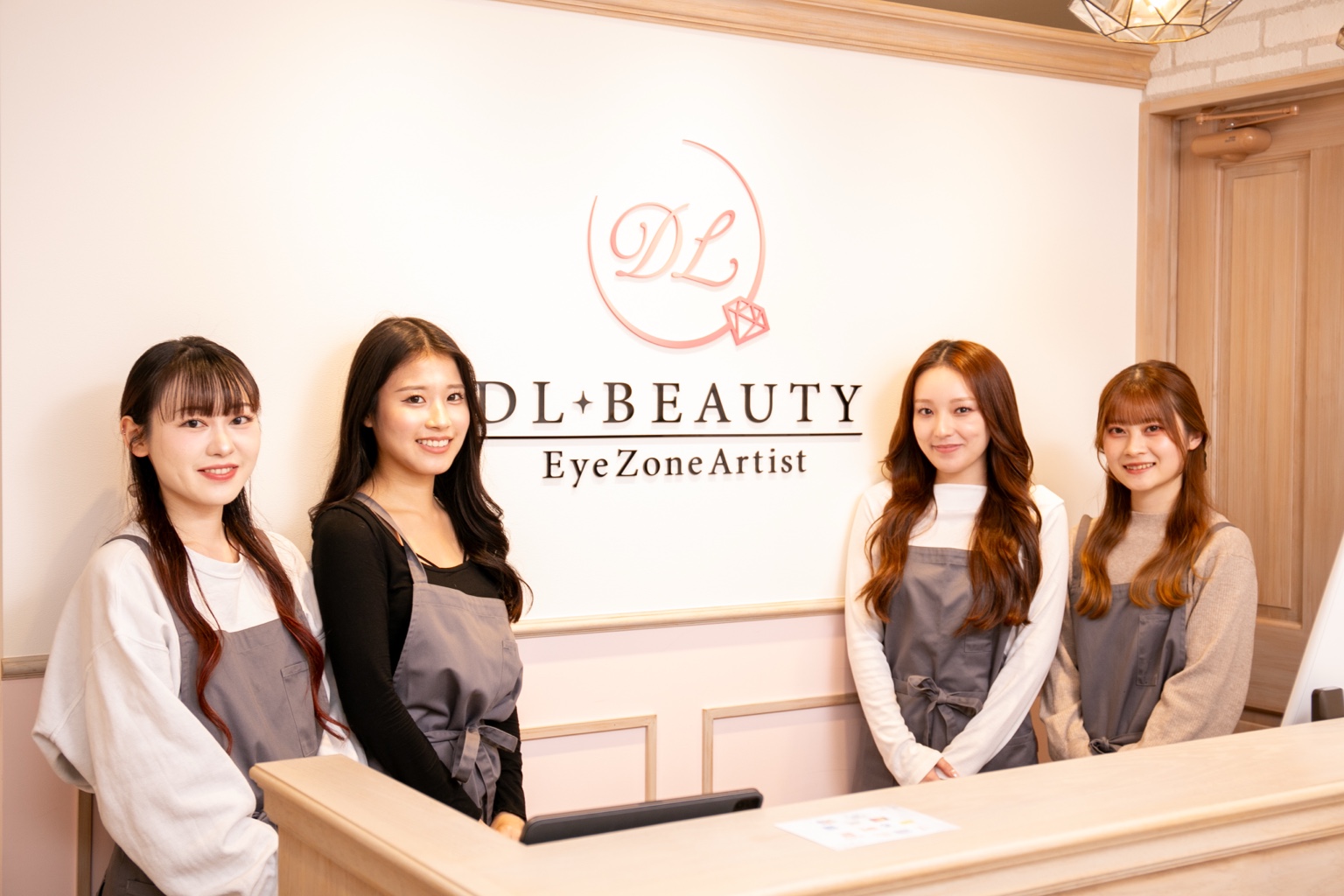 DL・BEAUTYの受付で撮影したスタッフ4名の集合写真